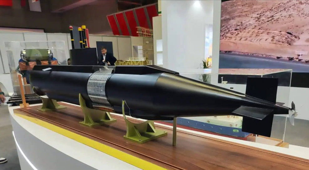 伊朗展示配备AIP系统的“征服者”潜艇模型。