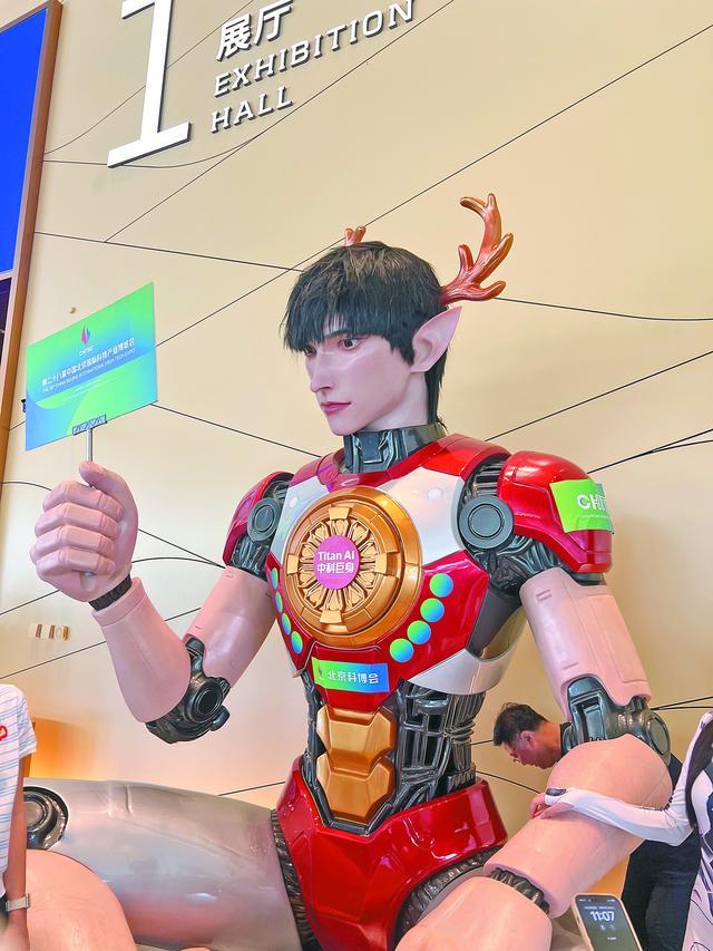 中科巨身机器人 李迅典摄