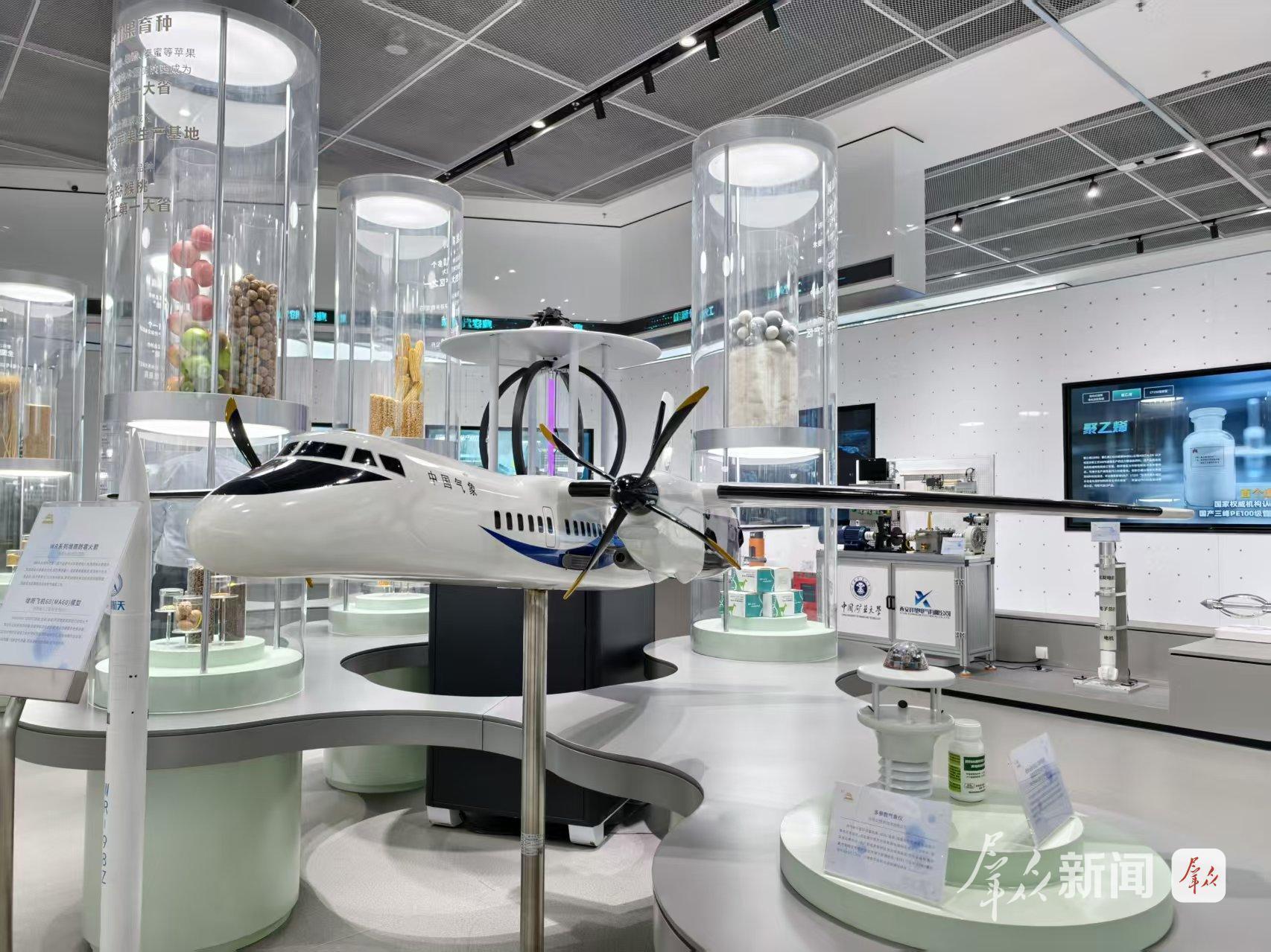 随着“三项改革”的不断深化，越来越多科技成果从实验室走向应用。图为秦创原展厅展出的高校科技成果转化产品（资料照片）。