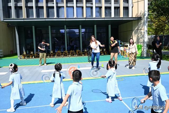 10月10日，2026温网冠军诺斯科娃走进光谷星辰未来幼儿园，与孩子们亲切互动