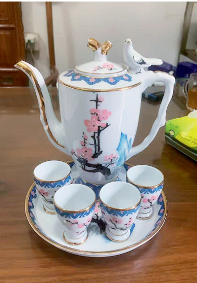 ·彭湃送给普京的鸟鸣壶茶具。（受访者供图）