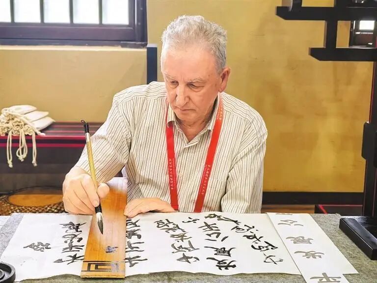 国外汉学家体验简牍书写　新甘肃&middot;甘肃日报记者　白永萍