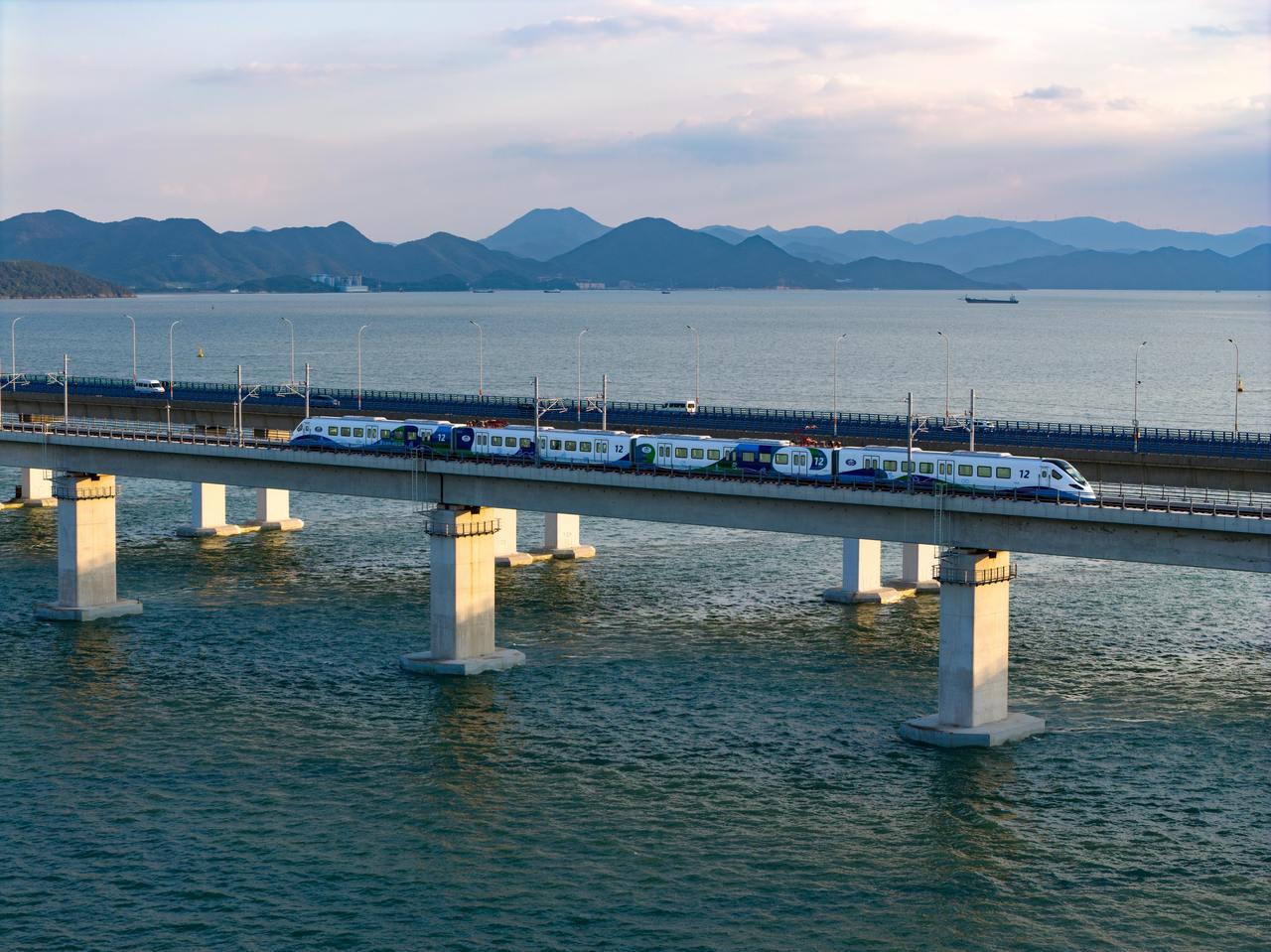 列车跨越象山港。5.jpg