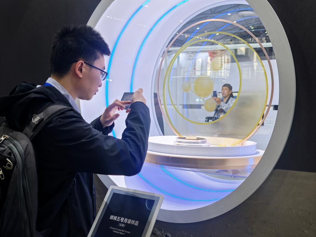 成都世纪城新国际会展中心展出的嫦娥五号月壤样品。新华社记者 李倩薇 摄