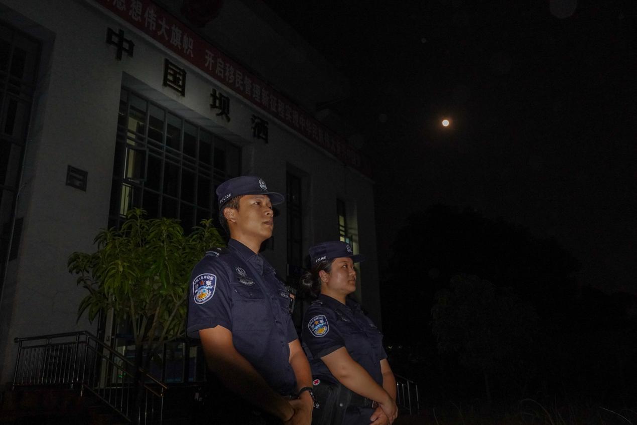 9月25日，中秋夜，河口边检站坝洒分站民警在云南坝洒通道执勤