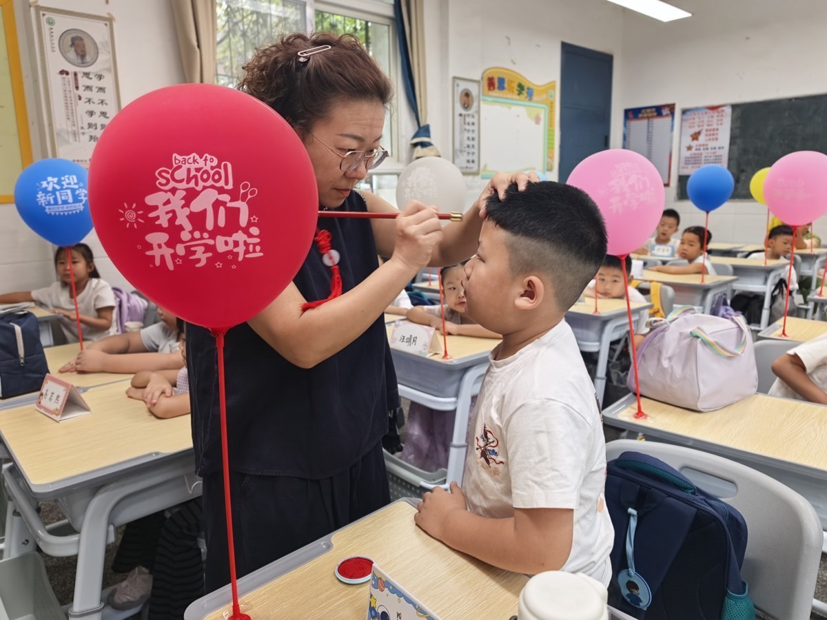 班主任老师为学生点朱砂启智.jpg