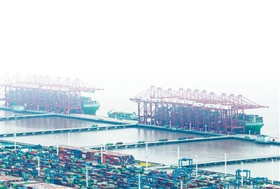 宁波舟山港梅山港区作业繁忙。郑凯侠摄（影像中国）