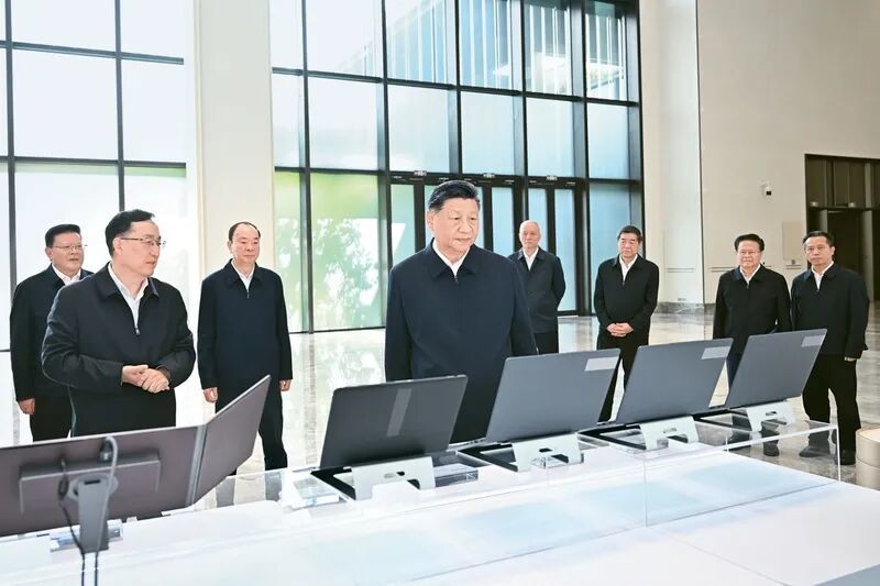 2025年11月7日至8日,中共中央总书记、国家主席、中央军委主席习近平在广东考察。这是8日上午,习近平在广州察看广东科技创新和产业创新融合发展成果展示。 新华社记者 燕雁/摄
