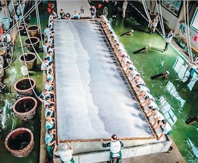 “三丈三”巨幅宣纸捞纸现场。安徽省宣城市泾县县委宣传部供图