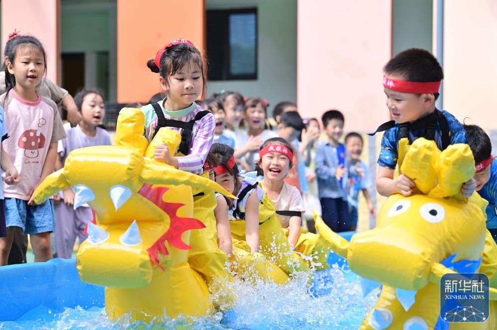 ↑ 6月16日,在江西省赣州市章贡区第十五保育院,孩子们在玩趣味龙舟游戏。新华社发(胡江涛 摄)