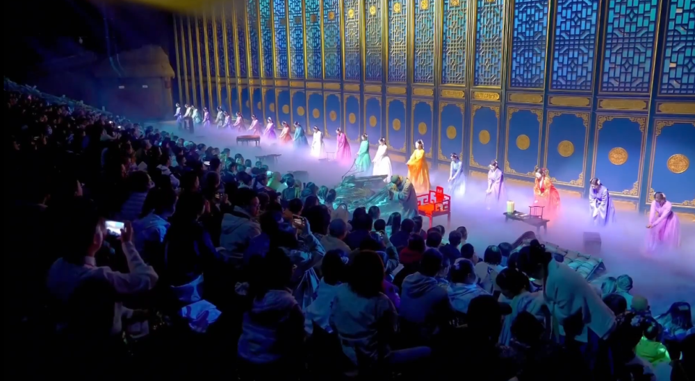 图为河北廊坊“只有红楼梦·戏剧幻城”戏剧综合体演出现场。受访者供图