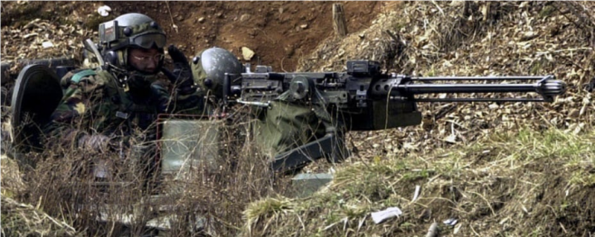 韩国士兵在前线执勤时使用K6重机枪。资料图 图自韩媒