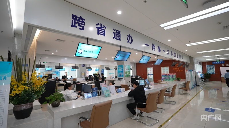 在克拉玛依市政务服务中心,群众正在窗口办理业务 (央广网记者 丁安 摄)