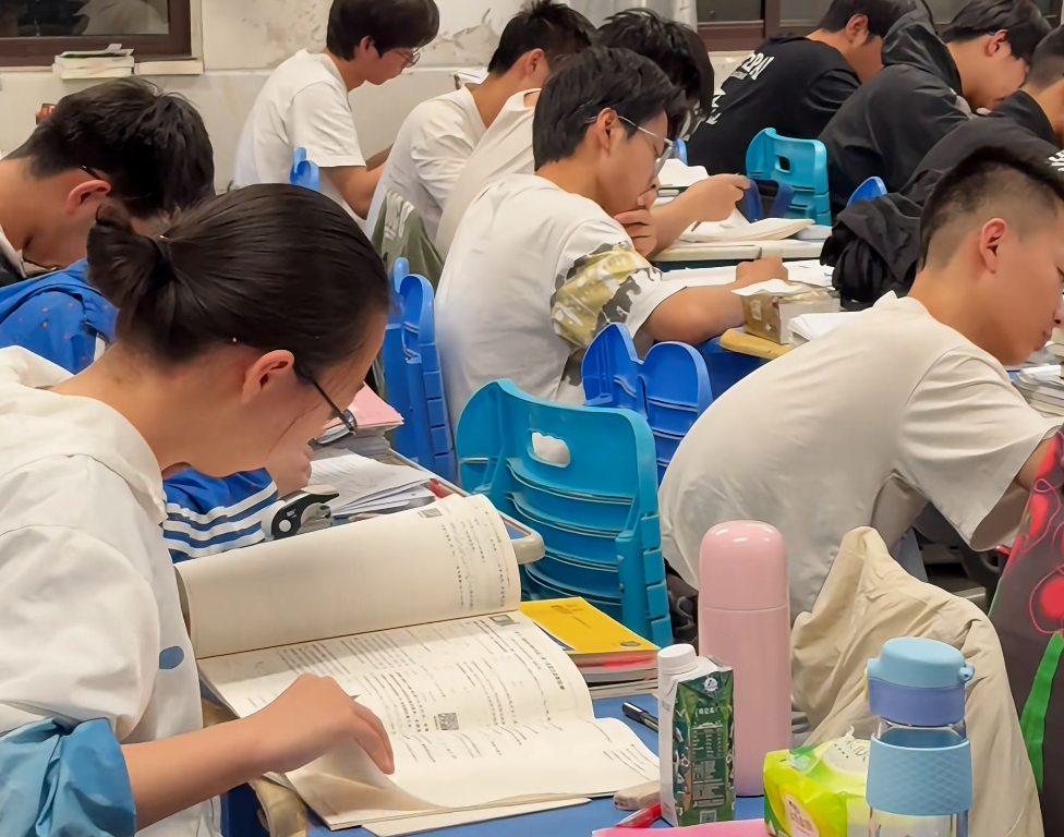 图 | 晚自习的高中生