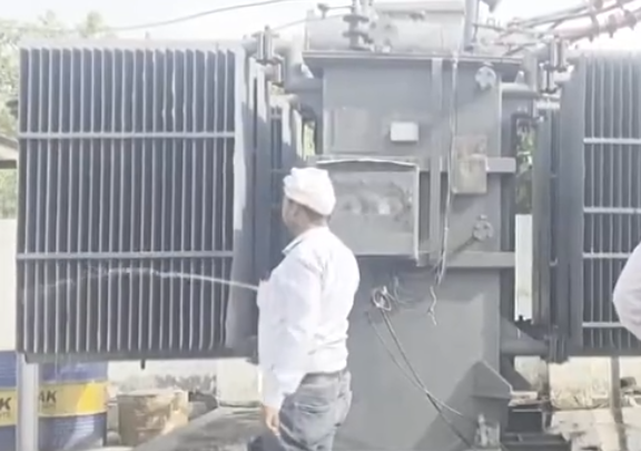 神操作！印度近50℃高温下电工给变压器浇水降温：半小时一次