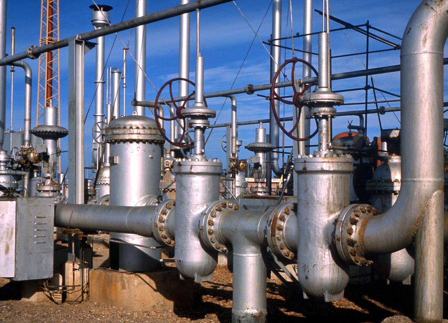 ▲科威特,海水淡化厂 图据视觉中国