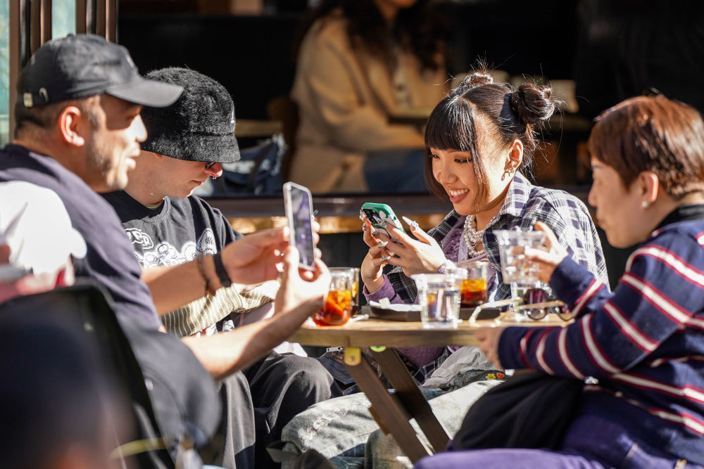 1月13日,游客在位于翠湖周边的翠湖咖啡文化中心休闲。新华社记者 彭奕凯 摄