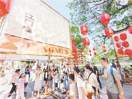 国庆假期,长堤历史文化街区日均接待游客超10万人次。江门日报记者