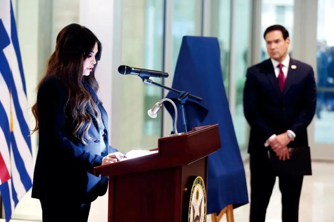 10月7日,希腊雅典,美国驻希腊大使金伯利·吉尔福伊尔(左)和美国国务卿鲁比奥出席美国驻雅典大使馆新翼翻新启用仪式。本文图/视觉中国