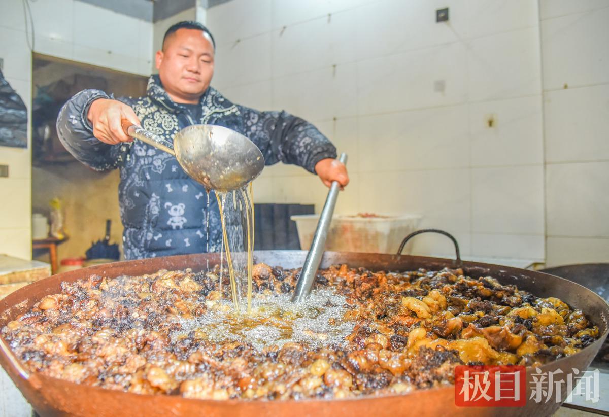 刘杨在公安县城一家连锁店熬制牛油。(极目新闻记者 黄志刚 摄) (1).jpg