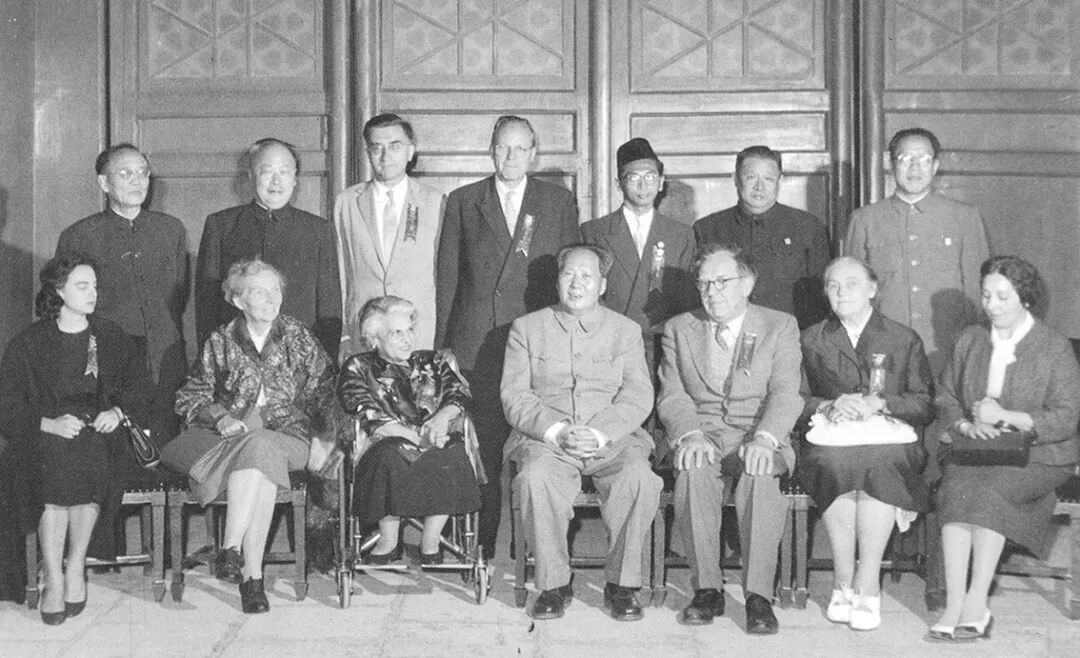 ◆1959年10月1日,毛泽东在天安门城楼上会见世界和平理事会代表团。
