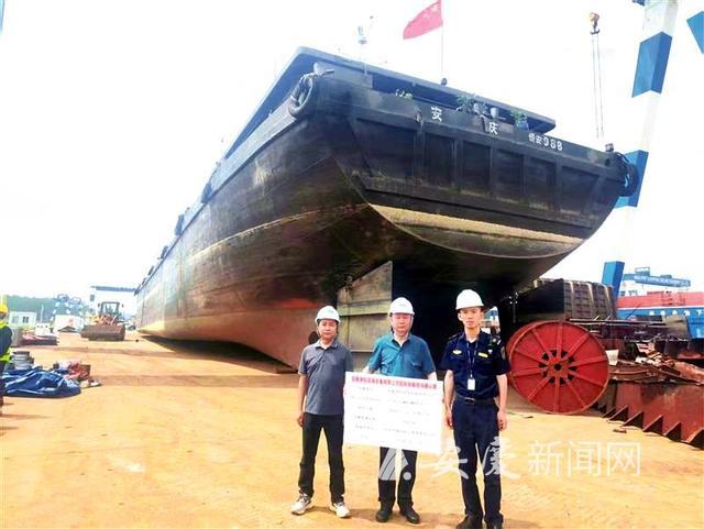 老旧船舶报废拆解工作现场。