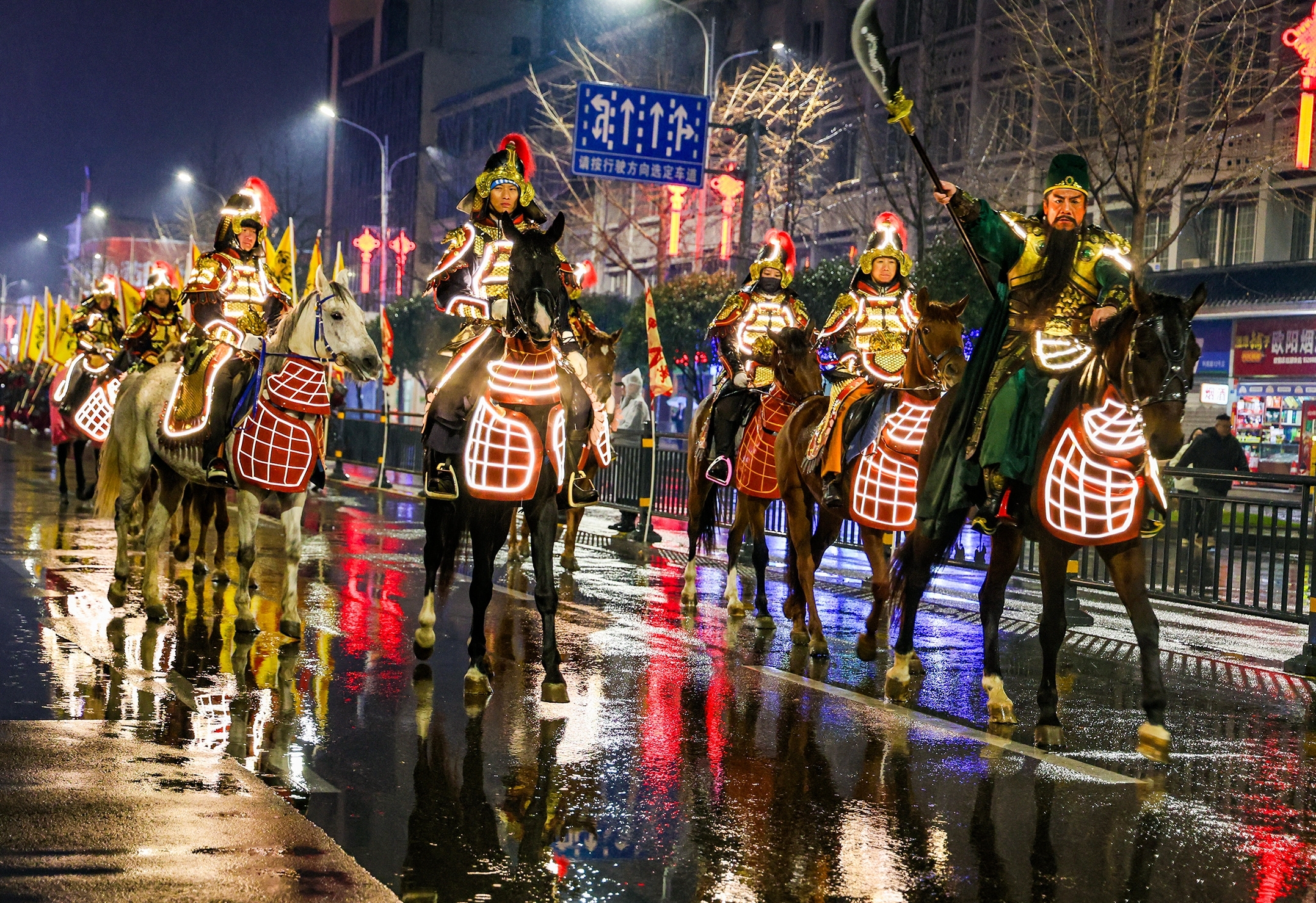 “财神关羽”策赤兔马巡荆州古城赐福