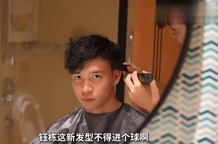 在半决赛对阵越南队赛前,徐彬为队友王钰栋理发