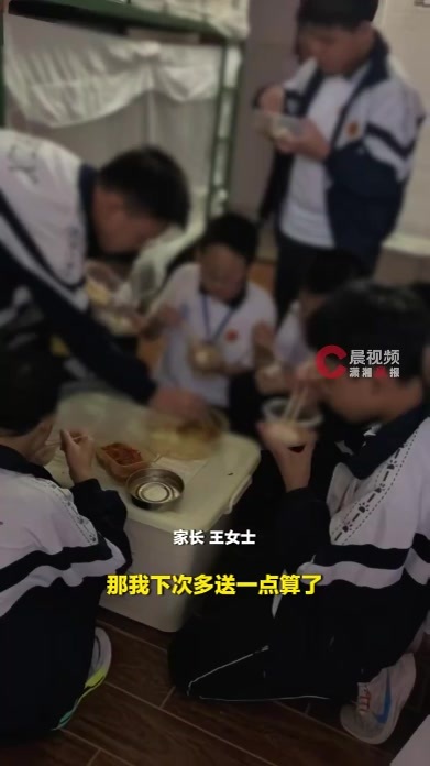 永州祁阳一妈妈给儿子送饭准备十人份：其他孩子抢着吃，“他们也想念家的味道”