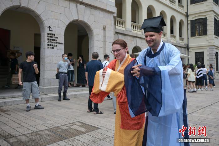 8月14日,“中华文化嘉年华”活动在香港中环古迹大馆举行。图为外籍旅客体验汉服文化。中新社记者陈永诺摄