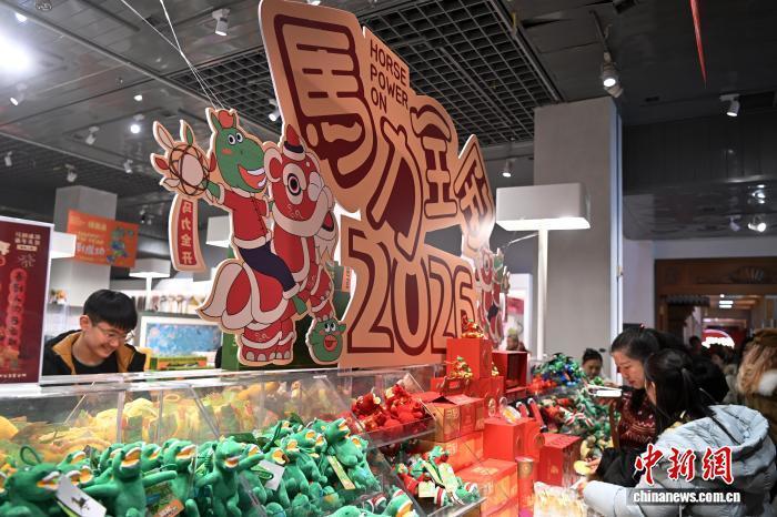 资料图：图为游客在甘肃省博物馆文创中心选购“铜奔马”为主题的文创产品。中新社记者 九美旦增 摄