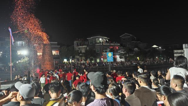 中秋夜松塘烧番塔现场人山人海。