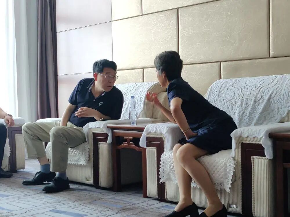 2022年7月31日,在内蒙古鄂尔多斯市一间会议室内,乔友林(左)与段仙芝就推动当地宫颈癌消除的工作细节进行讨论。