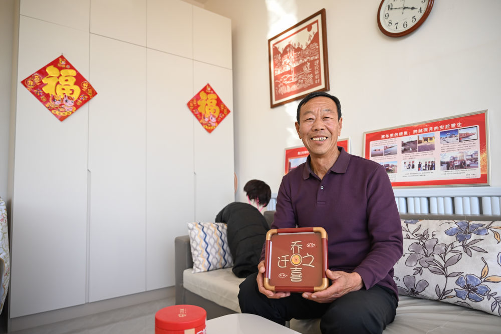 土默特右旗双龙镇路三圪堆村村民任满兵在他的新居内。新华社记者贝赫 摄