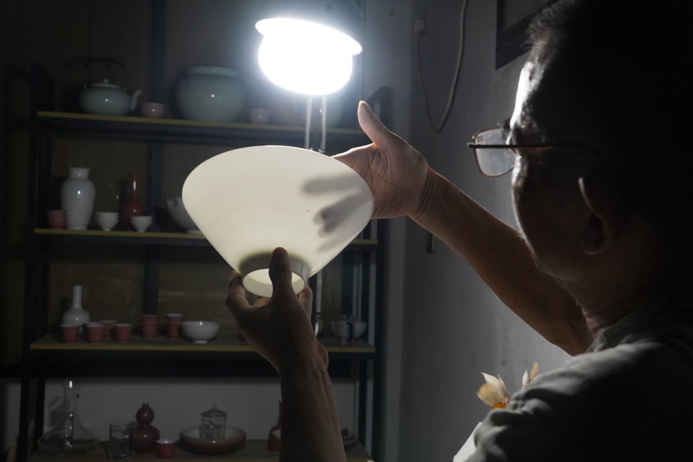 2021年7月14日,景德镇一名制瓷工匠在展示薄胎瓷。新华社记者 周密 摄
