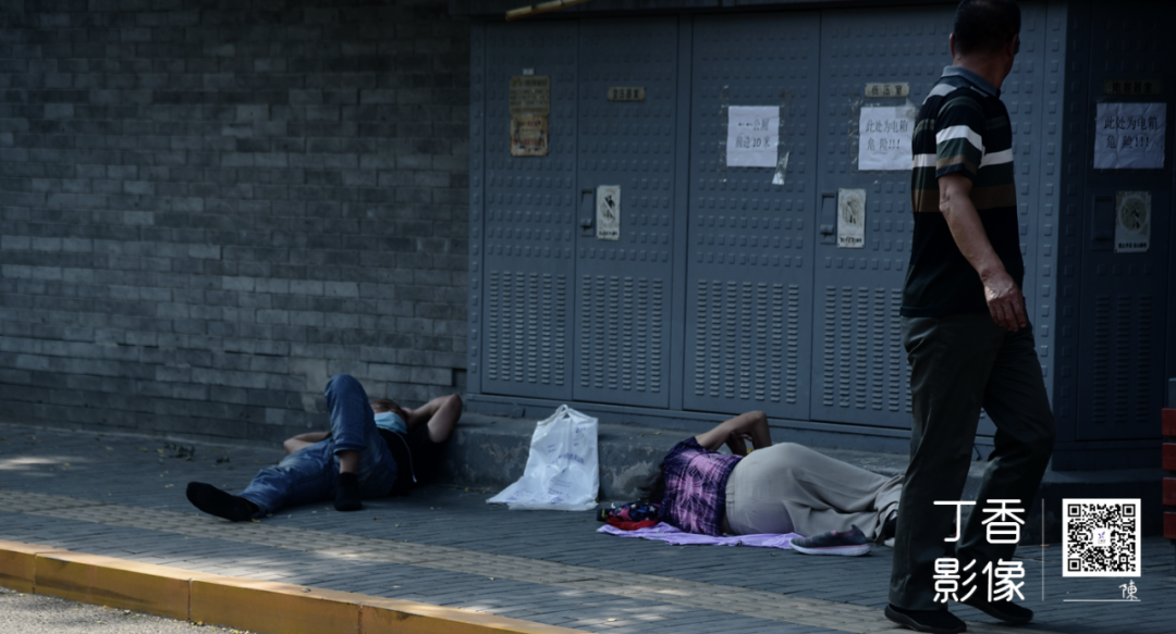 睡在马路边的患者专车选墓的殡仪店医院门口看见100种人生