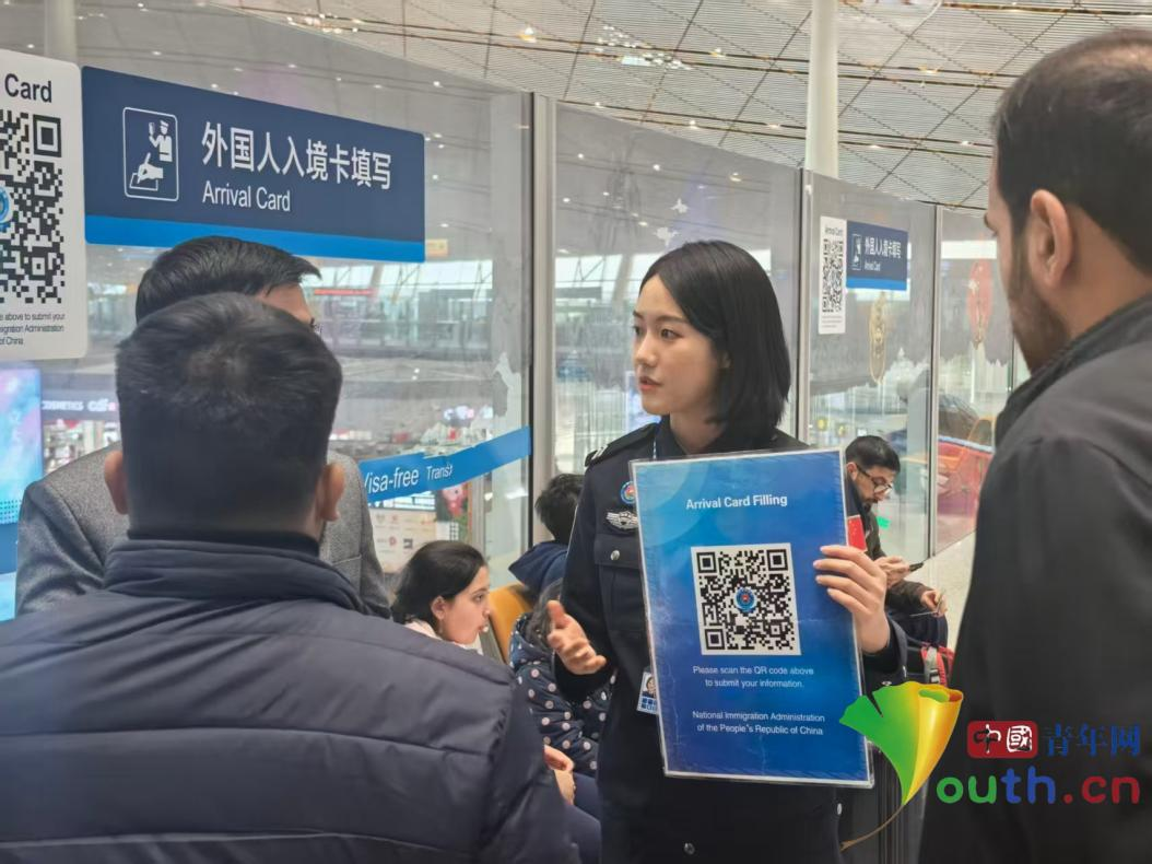 何洋服务外国旅客。中国青年网通讯员 任申 摄