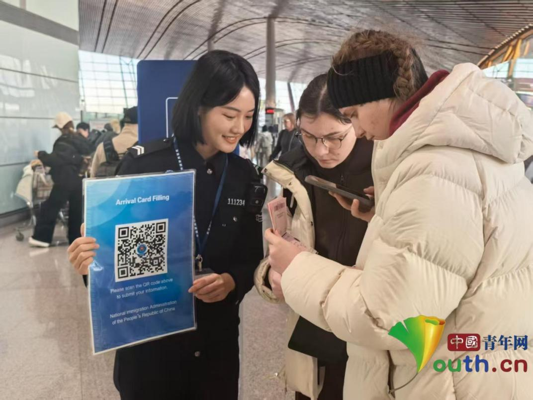 何洋服务外国旅客。中国青年网通讯员 任申 摄