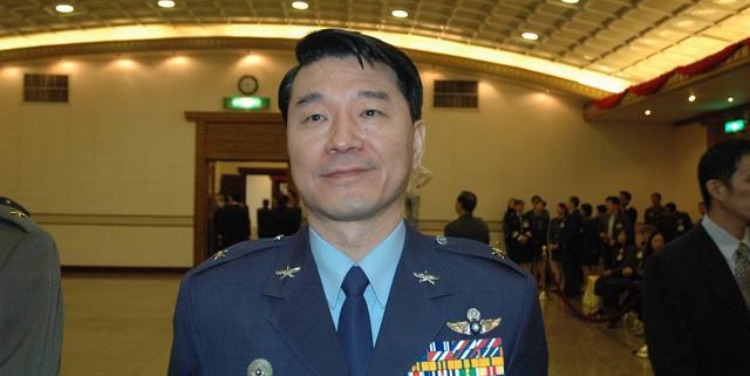台军“空军总司令”出席新闻发布会，自证“未随黑鹰失联”_凤凰网