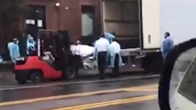 惨烈视频曝光：纽约医院用叉车堆放新冠肺炎患者遗体
