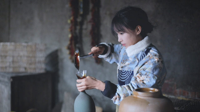 用黄豆酿一壶传统手工酱油，中国味才养中国胃