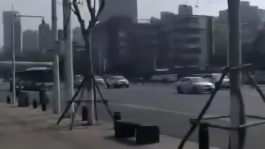 武汉女孩哭着跑向街头哀悼视频打动网友：她在哭 我也在哭