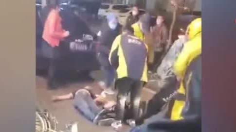 餐饮店6人煤气中毒晕倒在地 外卖小哥喊来同事救人