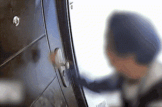 浙江老人连划邻居大门76刀 网友：多大仇多大恨？