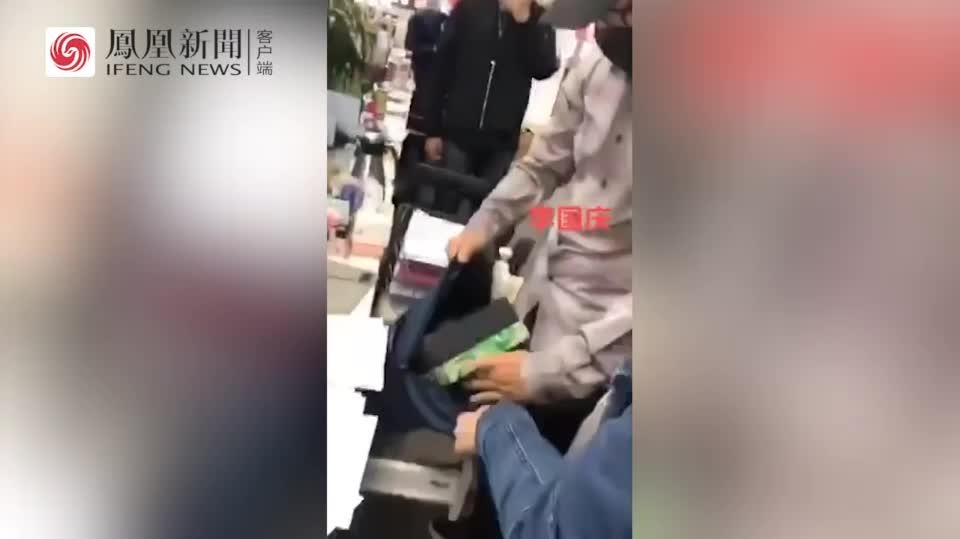 李国庆抢当当公章现场视频曝光：“从容”装进背包，无人阻拦