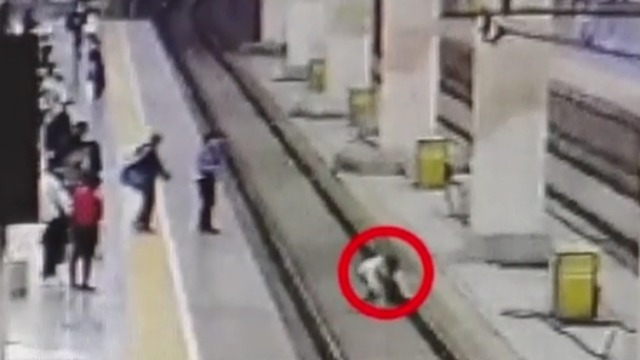 南京一女子跳下高铁站台 众人合力拉回