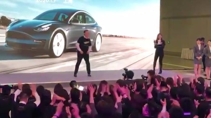 国产Model3规模交付 马斯克现场脱衣嗨翻蹦迪