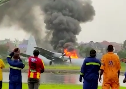 一载有60名维和军人的军机在刚果(金)坠机 现场浓烟滚滚