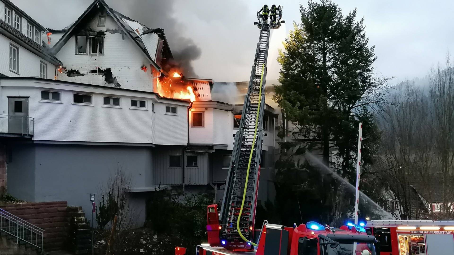 烧了8个小时！德国百年建筑起火 米其林三星餐厅被毁