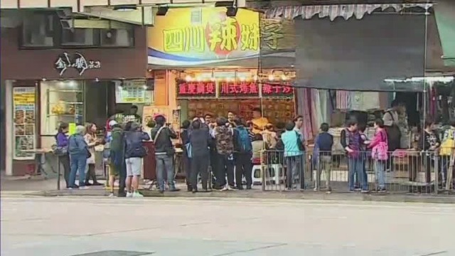 香港餐馆因支持警察遭报复 大批市民排队光顾表支持